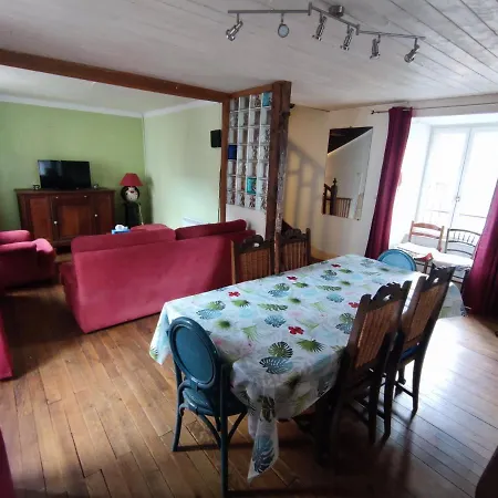 Grande maison dans la cité médiévale de Besse Esterno foto