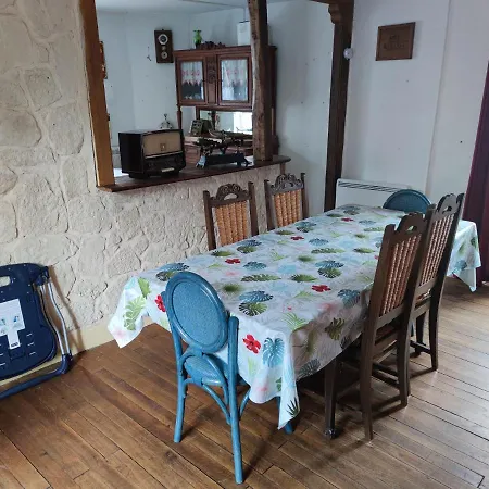 Grande maison dans la cité médiévale de Besse Esterno foto