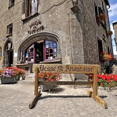 Grande maison dans la cité médiévale de Besse Esterno foto