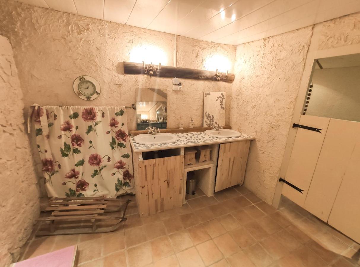 Grande Maison Dans La Cité Médiévale De *